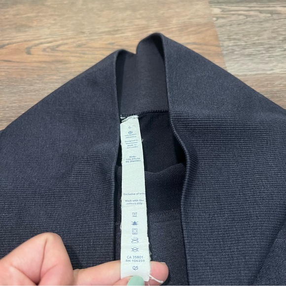 Lululemon Seamlessly Street Crop Capri Black 17” size Leggings - Picture 4 of 5